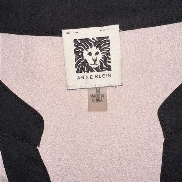 Elegant ANNE KLEIN Women's Blouse with Black Trim Size Medium. - Picture 12 of 16